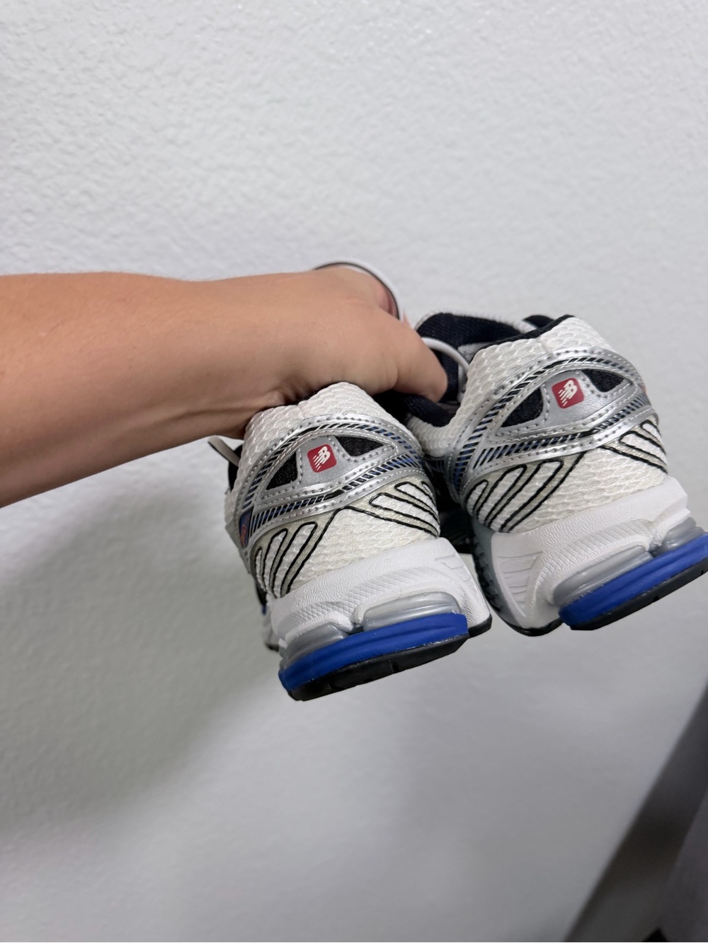 New Balance Silver, Black & Blue 860v2 - Picture 8 of 11